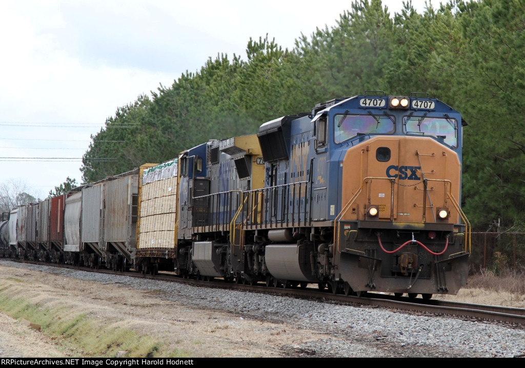 CSX 4707 leads train F728 towards the yard